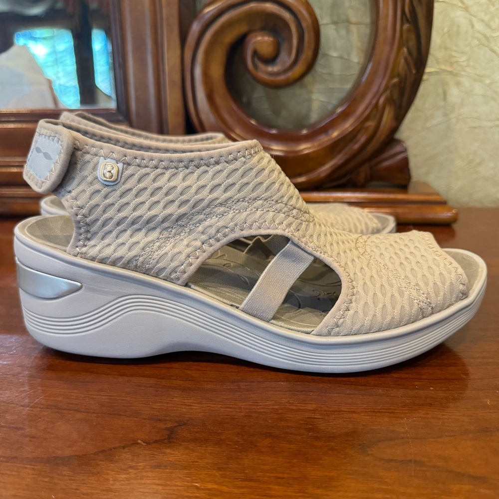 Bzees comfort sandals, stretchy fabric size 7